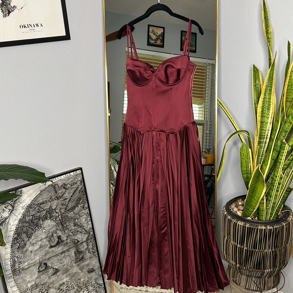 HOUSE OF CB 'Beau' Wine Pleated Midi Dress NWOT - Picture 6 of 10